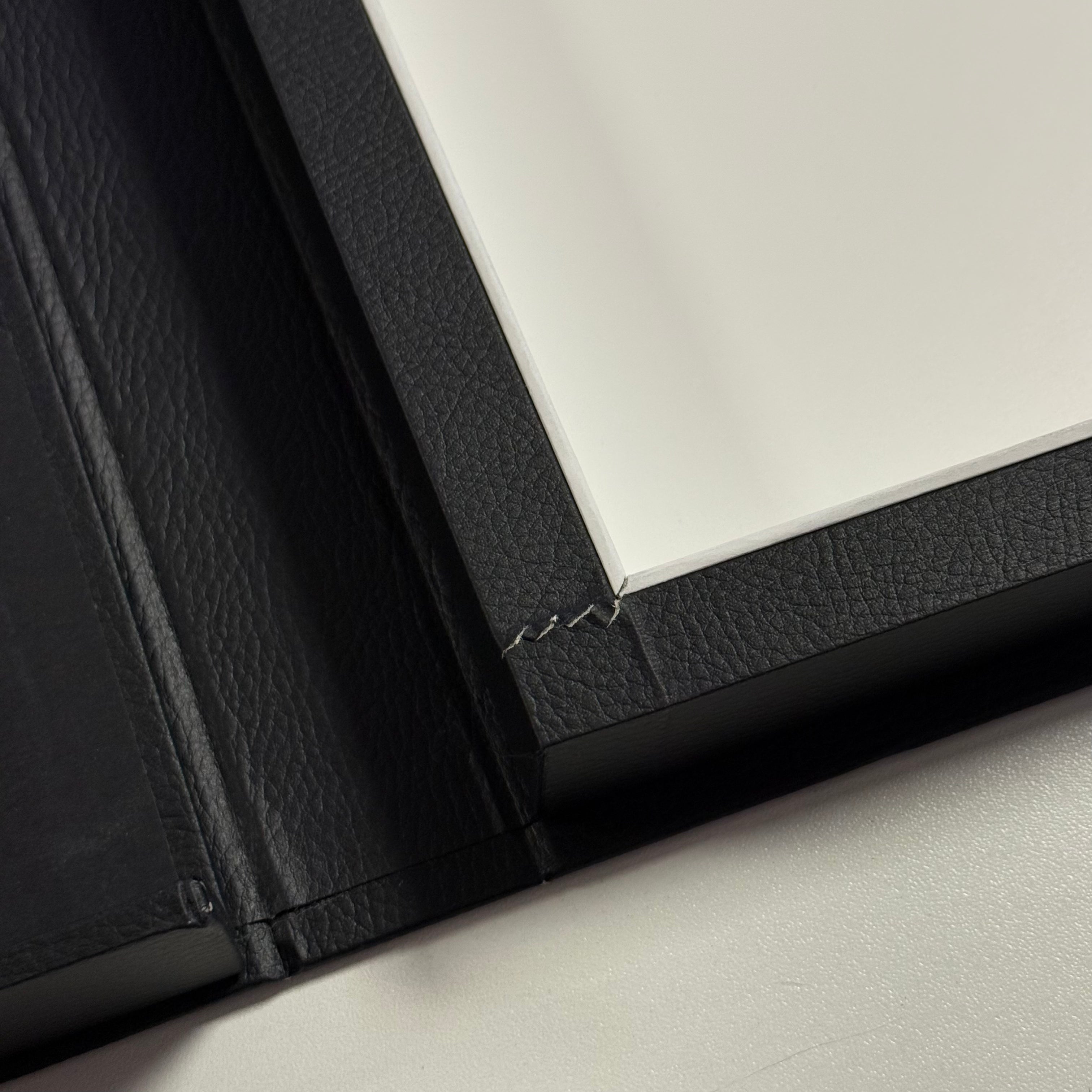 TRANSPORTSCHADEN | ILFORD GALERIE Portfolio Box A3+ für FineArt-Prints